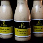 Frascos de chimichurri de cerca.