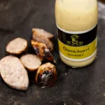 Frasco de chimichurri con chorizo cortado.