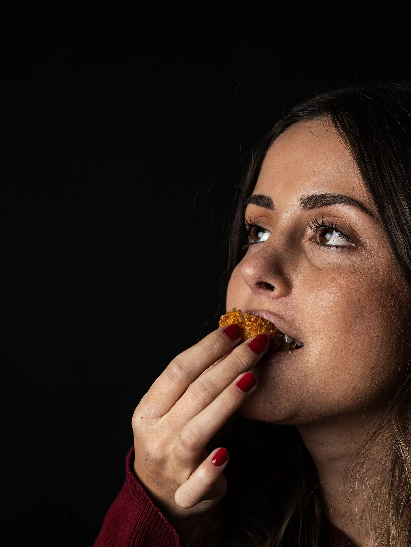 Mujer saboreando una croqueta