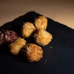 Croquetas en plato.