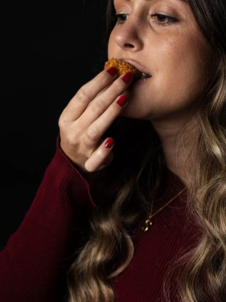 Mujer saboreando una croqueta