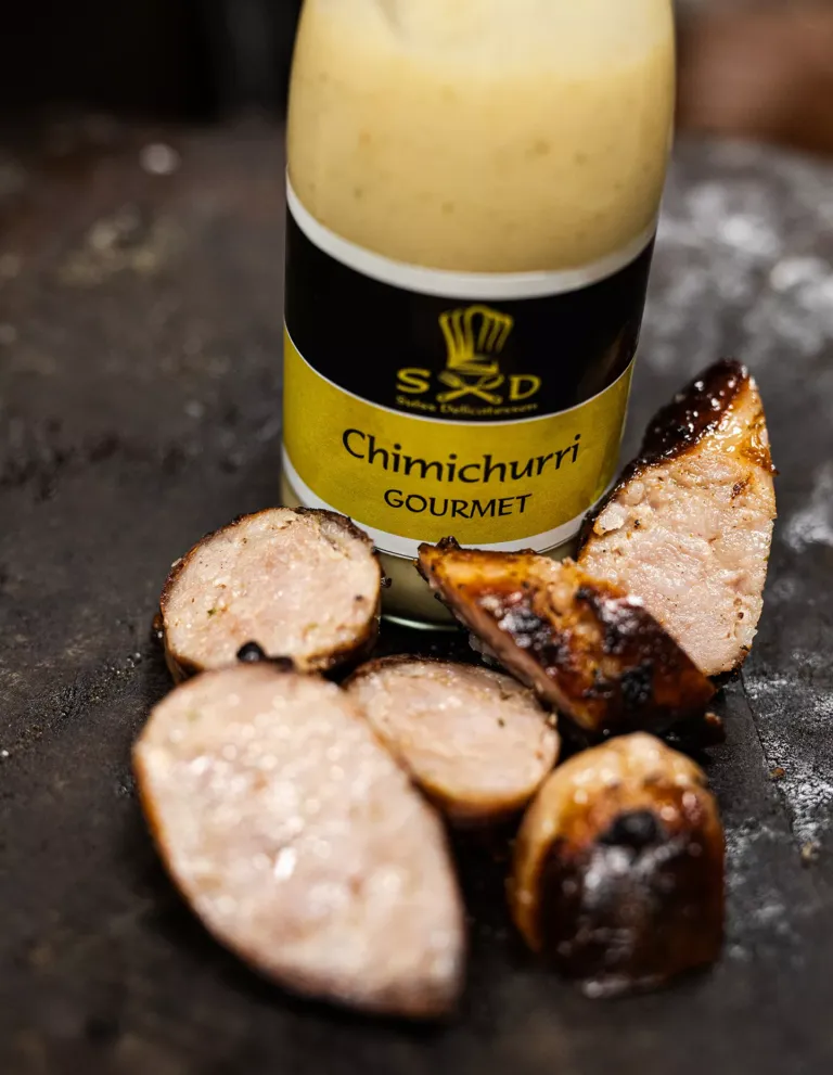 Chimichurri y chorizo cortado.