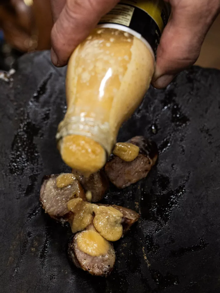 Chimichurri sobre chorizo.