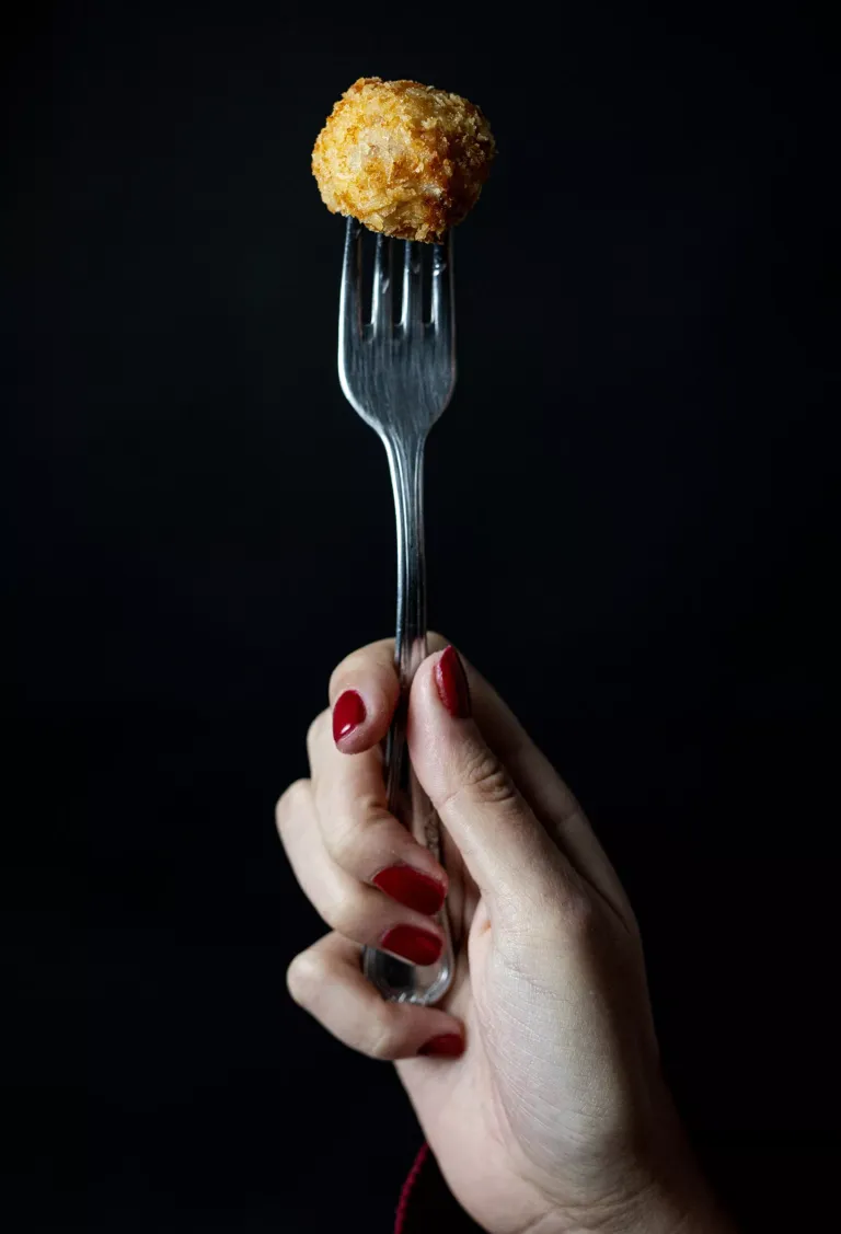 Croqueta pinchada en tenedor.