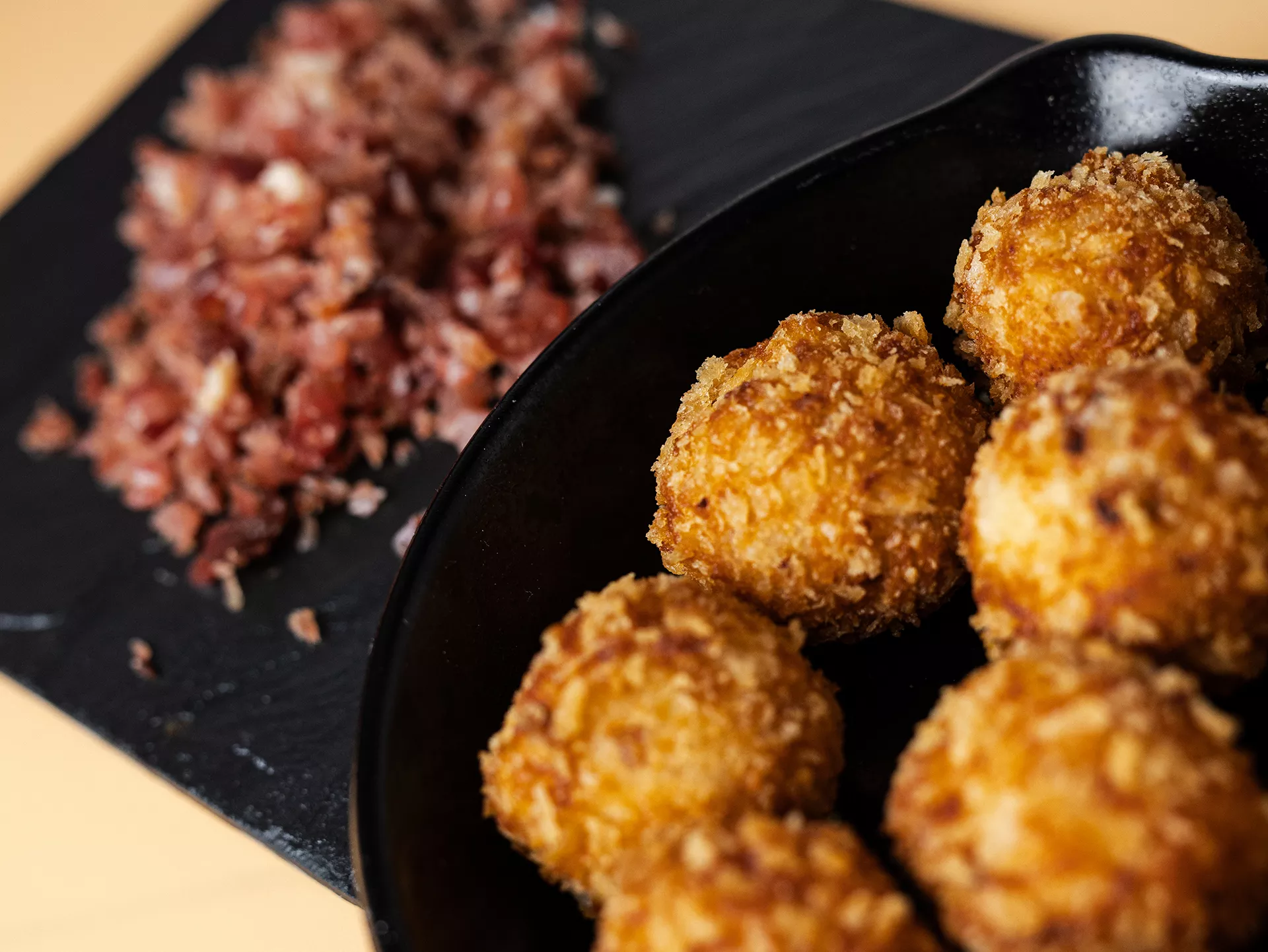 Sartén con croquetas listas para degustar.
